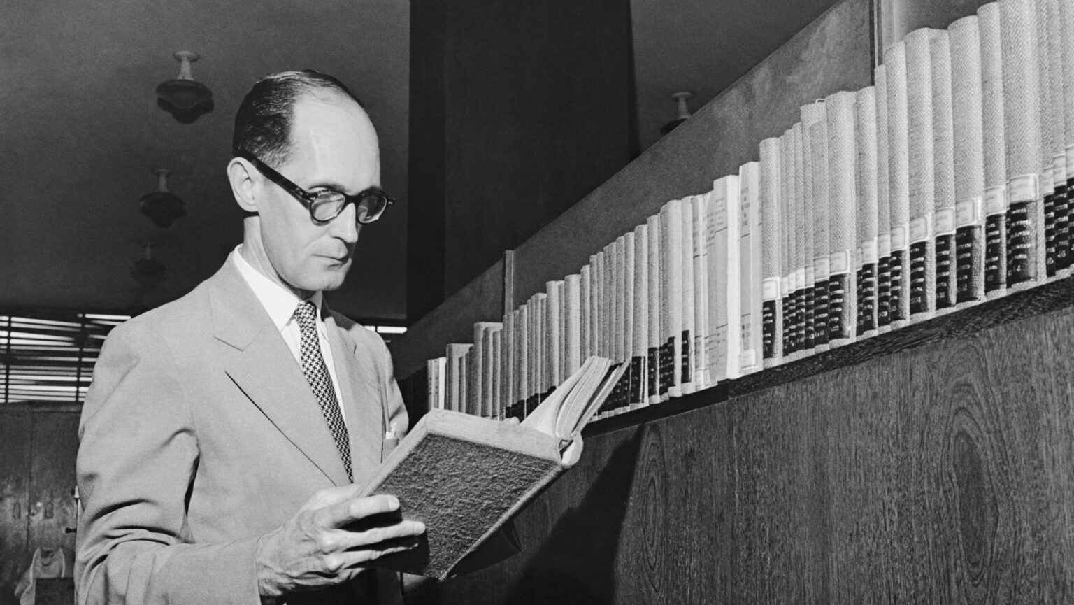 GRANDES AUTORES – Carlos Drummond de Andrade: O Poeta da Alma ...